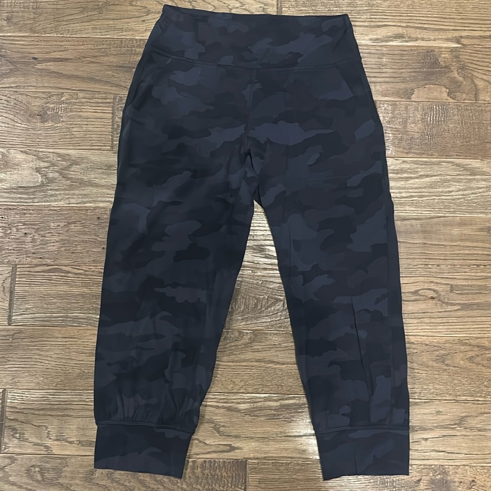 Lululemon cropped black camo jogger